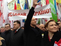Марш "Вставай, Украина!" в Черновцах собрал семь тысяч человек (ФОТО)