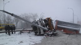 В Киеве снегоуборочная машина снесла джип (ФОТО)