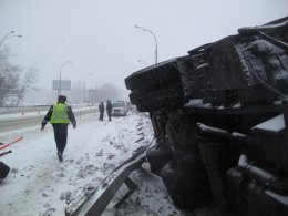 В Киеве снегоуборочная машина снесла джип (ФОТО)