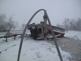 В Киеве снегоуборочная машина снесла джип (ФОТО)