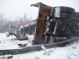 В Киеве снегоуборочная машина снесла джип (ФОТО)