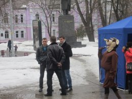 Сумские "регионалы" проводят агитацию с помощью "коров" (ФОТО+ВИДЕО)