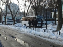 Под Верховной Радой стоят автобусы с «Беркутом» (ФОТО)