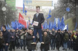 Журналист стал свидетелем передачи денег митингующим