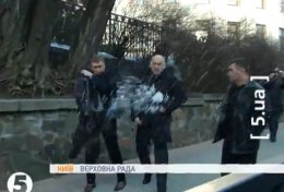 Снежную атаку на регионалов под Радой неоднозначно восприняли в парламенте (ВИДЕО)