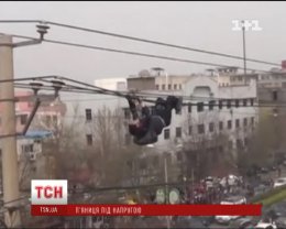Пьяница на девятиметровой высоте уснул на электропроводах (ВИДЕО)