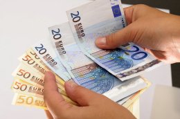 Кризис в еврозоне сильно ударил по популярности евро в мире