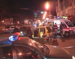 В Киеве шикарный «Бентли» смял скромный «Дэу Матис» (ФОТО)