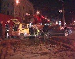 В Киеве шикарный «Бентли» смял скромный «Дэу Матис» (ФОТО)