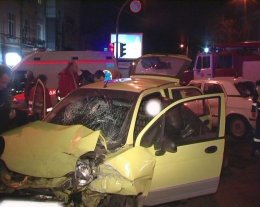 В Киеве шикарный «Бентли» смял скромный «Дэу Матис» (ФОТО)