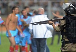 Во время матча футболисты подрались с полицией (ФОТО)