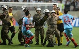 Во время матча футболисты подрались с полицией (ФОТО)