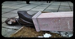 На Львовщине разрушили ещё один памятник Бандере (ФОТО)