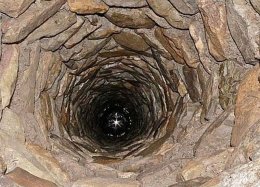 Женщина погибла в заброшенном колодце