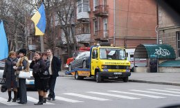 Как в Николаеве ГАИ убирает автомобили, мешающие кортежу Януковича (ФОТО)