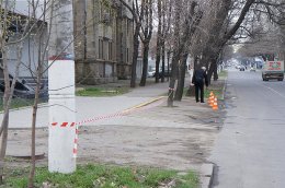 Как в Николаеве ГАИ убирает автомобили, мешающие кортежу Януковича (ФОТО)