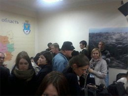 Журналистов насильно закрыли, чтобы они не попали к Януковичу (ФОТО)
