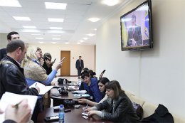 Журналистов насильно закрыли, чтобы они не попали к Януковичу (ФОТО)