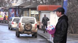 Мужчина несколько месяцев ждет свою любовь на остановке (ВИДЕО)