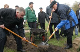 Азаров посоветовал оппозиции вместо митингов убирать мусор