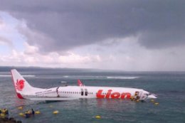 На Бали в море упал самолет (ВИДЕО)