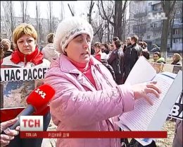Токсичный грибок разъедает металлический каркас здания в Киеве