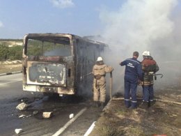 В Крыму полностью сгорел экскурсионный автобус (ВИДЕО)