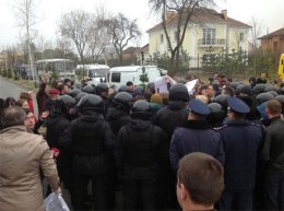 «Люди в черном» разогнали митинг под Межигорьем (ФОТО)