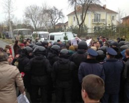 Под воротами резиденции Президента Украины произошла потасовка (ВИДЕО)