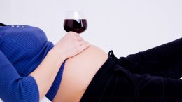 Ученые советуют беременным женщинам пить вино