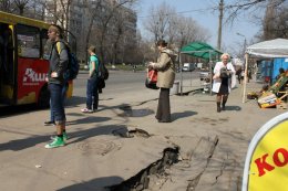 В центре Киева просел асфальт и образовалась большая яма (ФОТО)