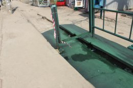 В центре Киева просел асфальт и образовалась большая яма (ФОТО)