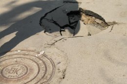 В центре Киева просел асфальт и образовалась большая яма (ФОТО)