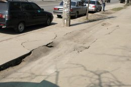 В центре Киева просел асфальт и образовалась большая яма (ФОТО)