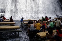 Первый в мире водопад-ресторан (ФОТО+ВИДЕО)