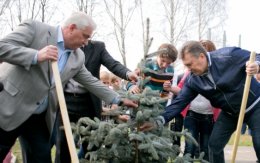 В детдоме Янукович посадил елку и обещал лично оплатить сиротам учебу в ВУЗе