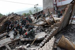 Растет число жертв мощного землетрясения в Китае