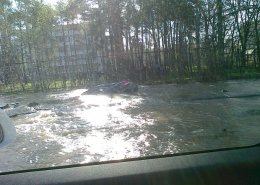 В Киеве под асфальт провалился автомобиль (ФОТО+ВИДЕО)