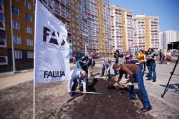 Сын Януковича озеленил Киев (ФОТО)