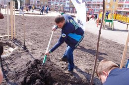Сын Януковича озеленил Киев (ФОТО)