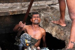 В Индии есть профессия канализационный дайвер (ФОТО)