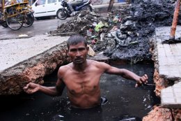 В Индии есть профессия канализационный дайвер (ФОТО)