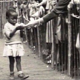 Каких-то 100 лет назад темнокожих показывали в зоопарках (ФОТО)