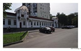 В Киеве возле Соломенского ЗАГСа с 8-метрового столба упал мужчина