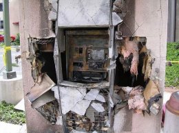 Из-за жадности банкиров воры легко потрошат банкоматы