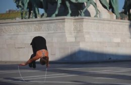 Ролик с девушкой со скакалкой бьет рекорды в Интернете (ВИДЕО)