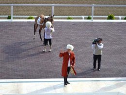 Президент Туркменистана на полном скаку упал с лошади (ВИДЕО)