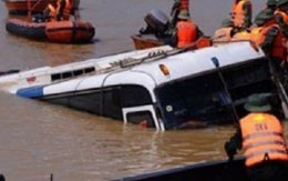Турецкий автобус утонул в озере