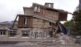 Киевская учительница проигрывает рейдерам, разрушившим ее дом (ВИДЕО)