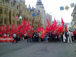 В Киеве участникам первомайской акции раздавали деньги